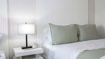 Tabla de planchar con plancha, wifi, ropa de cama