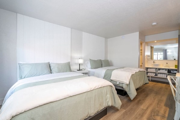 Een bureau, een strijkplank/strijkijzer, wifi, beddengoed