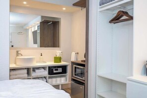 Tabla de planchar con plancha, wifi y ropa de cama 