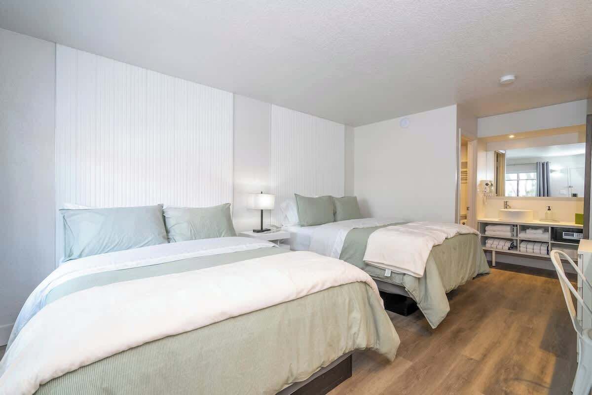 Desk, iron/ironing board, WiFi, bed sheets