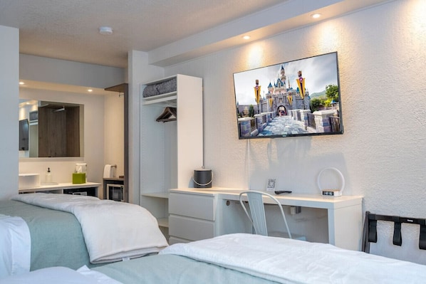 Een bureau, een strijkplank/strijkijzer, wifi, beddengoed