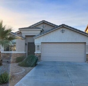 Exterior - Sunny Maricopa spacious Vacation Home. Clean 3Bd/2Bath. Close to everything (Maricopa)