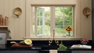 Een microgolfoven, een oven, een kookplaat, een vaatwasser