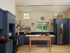 Mikrobølgeovn, ovn, kokeplater og oppvaskmaskin