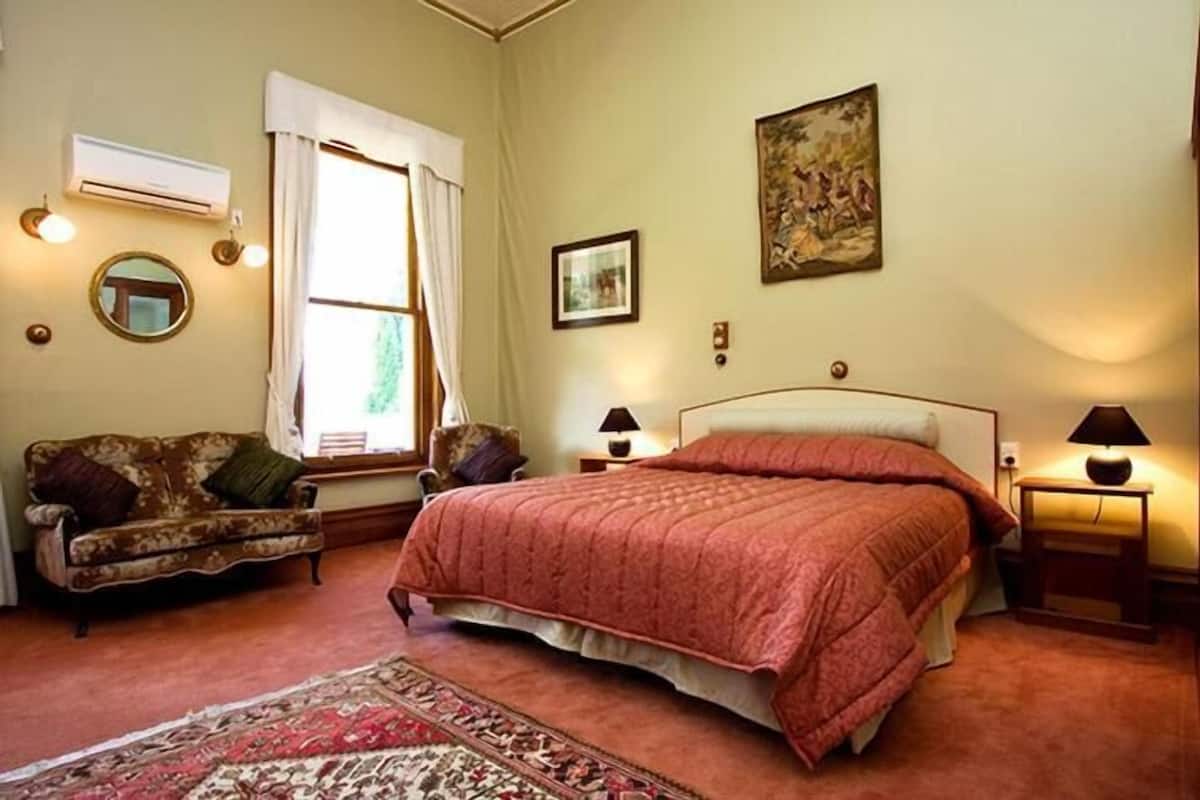 Quarto casal superior, vista para o jardim