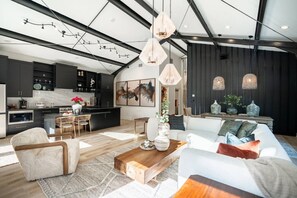 Smart TV, fireplace - Romantic Luxury Villa with Private Pool, Hot Tub, Outdoor Kitchen & Fire Pits (Bullard)