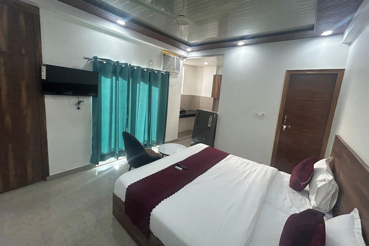 Desk, iron/ironing board (on request), WiFi (free), bed sheets