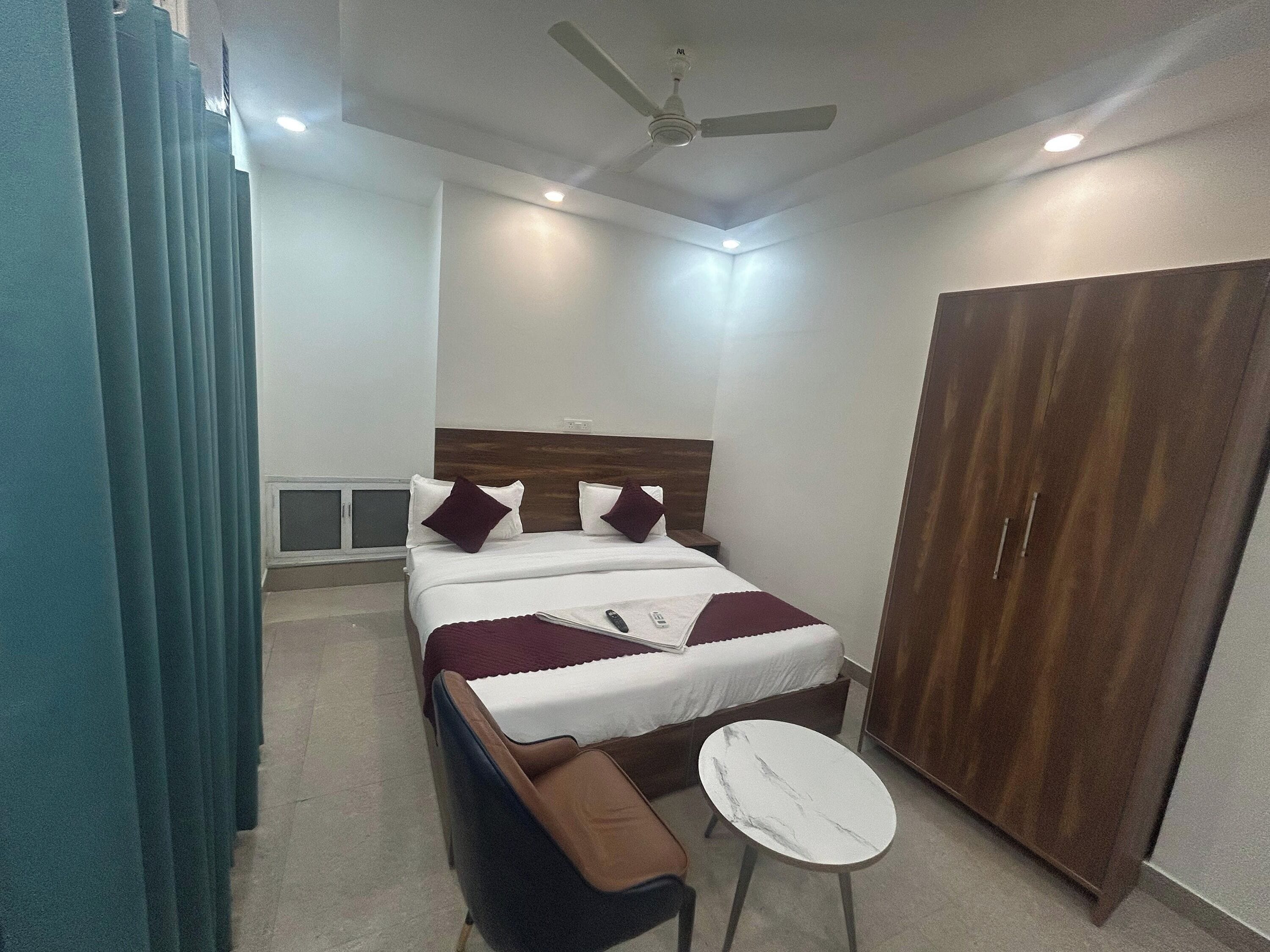 Deluxe Room | Desk, iron/ironing board, free WiFi, bed sheets