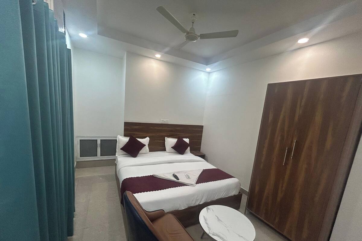 Habitación Deluxe | Escritorio, tabla de planchar con plancha, wifi gratis y ropa de cama