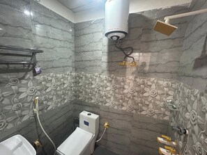 Deluxe Room | Bathroom | Shower, hair dryer, towels