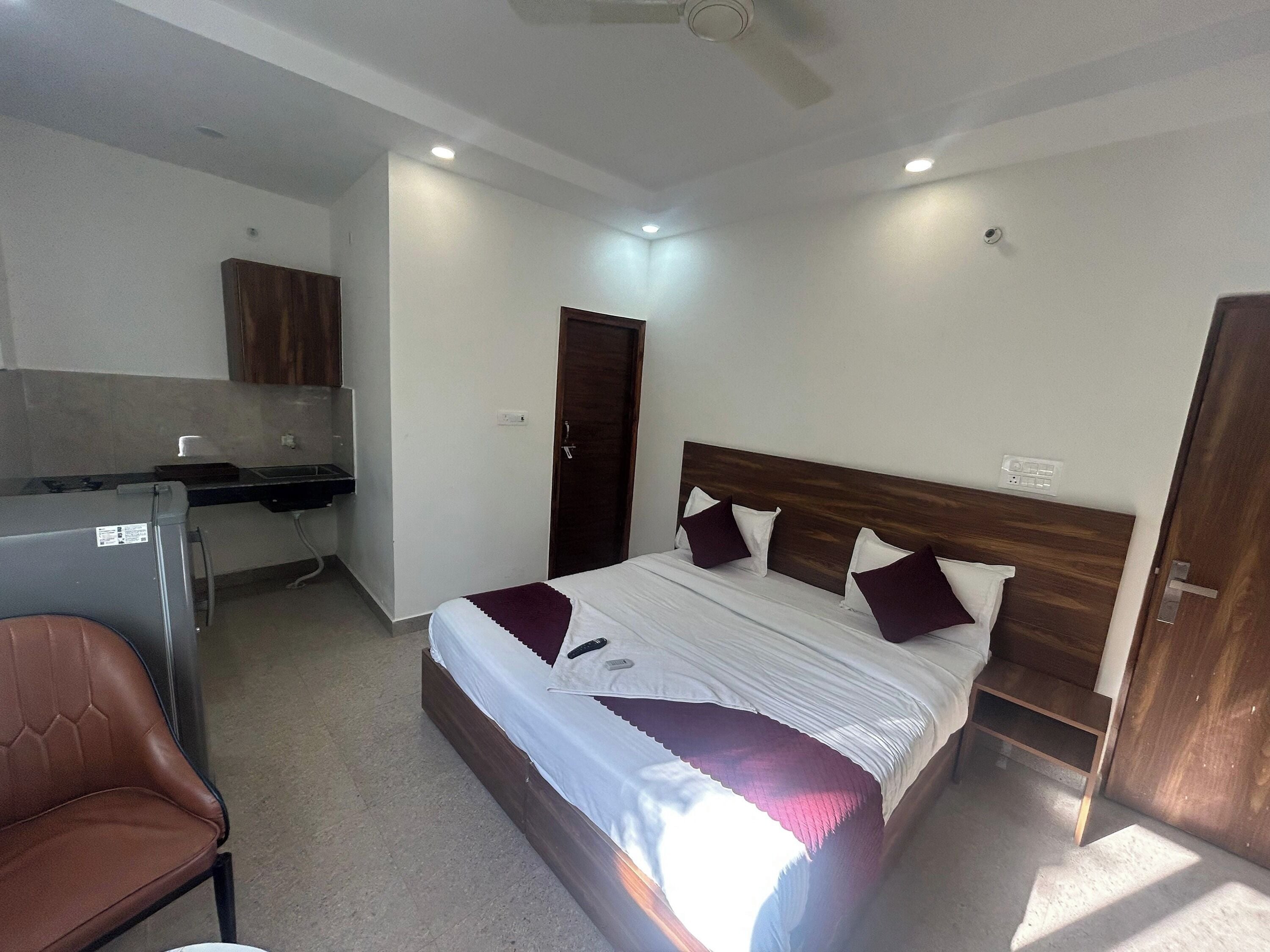 Luxury Room | Desk, iron/ironing board, free WiFi, bed sheets