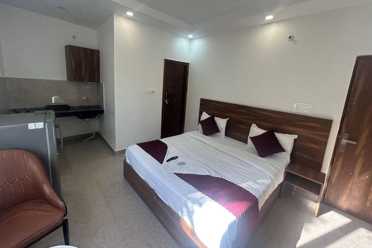 Habitación de lujo | Escritorio, tabla de planchar con plancha, wifi gratis y ropa de cama