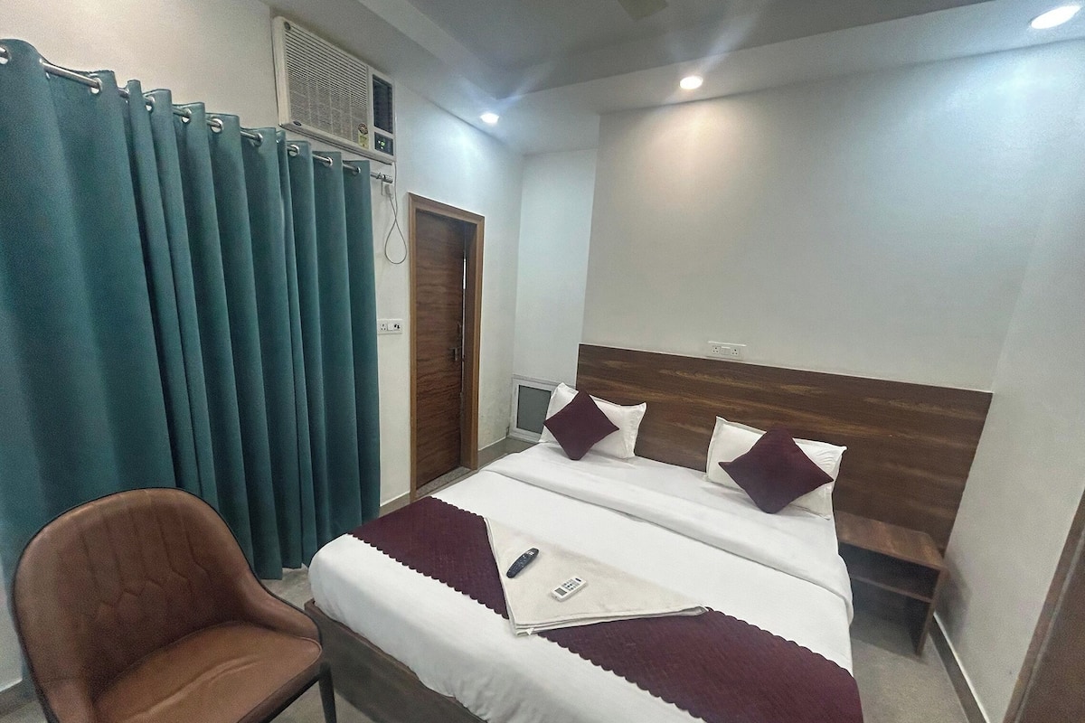 Desk, iron/ironing board (on request), WiFi (free), bed sheets