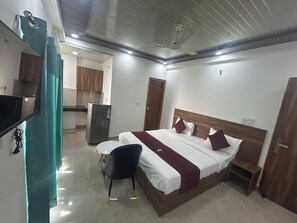 Luxury Room | Desk, iron/ironing board, free WiFi, bed sheets