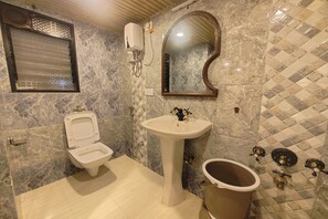 Phòng Deluxe | Phòng tắm | Buồng tắm vòi sen, vòi sen phun mưa, khăn tắm 