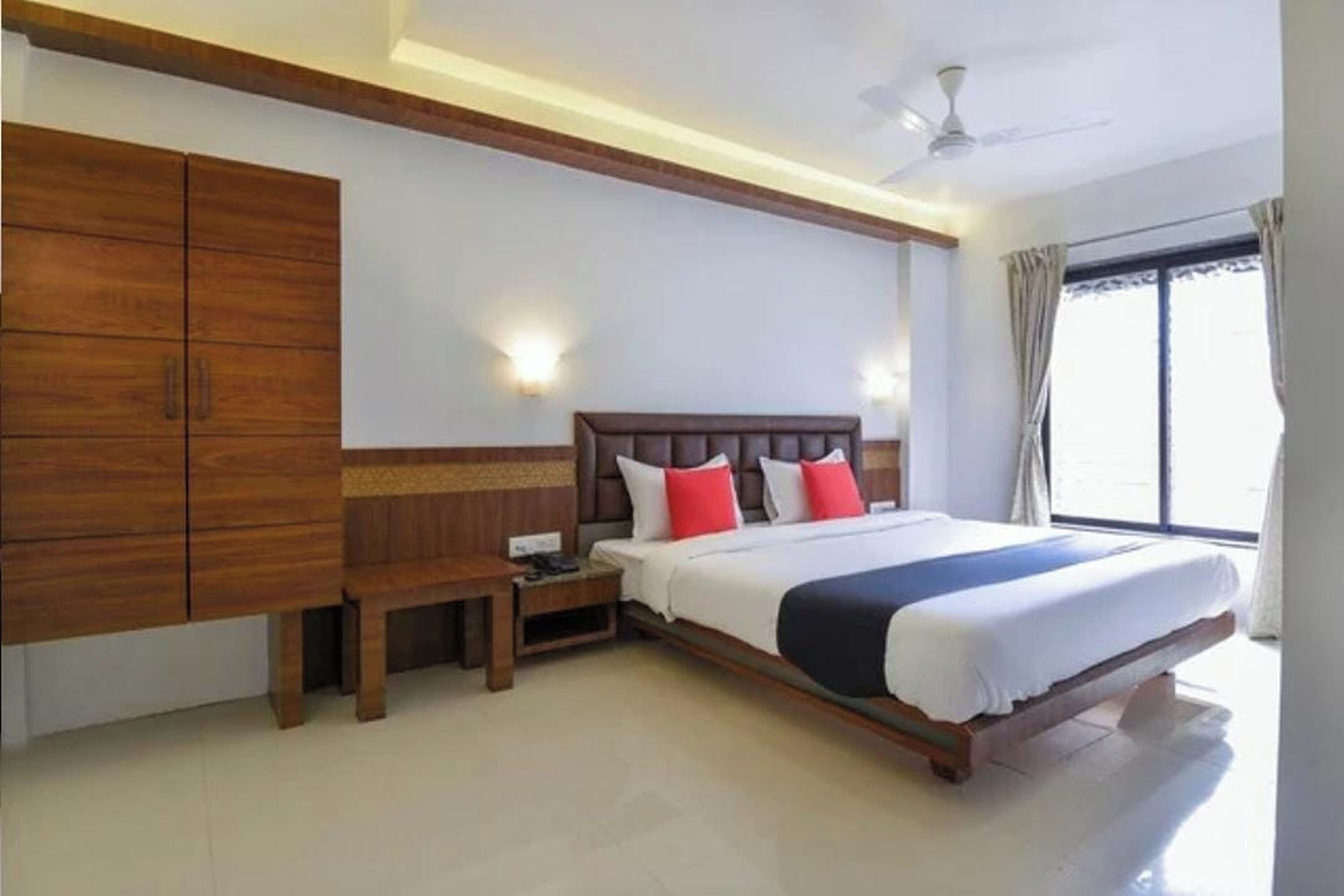 مكتب وواي فاي مجانًا وملاءات أسرّة