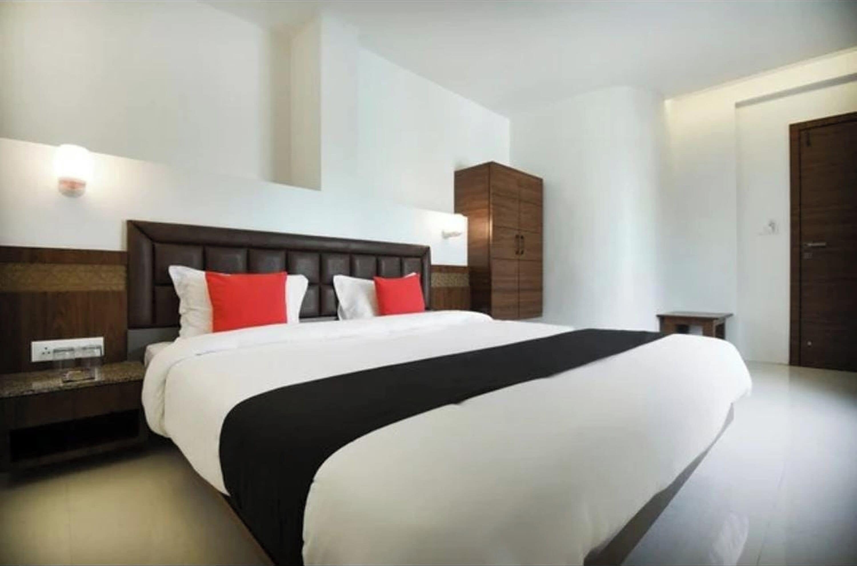 Deluxe Room | Desk, free WiFi, bed sheets