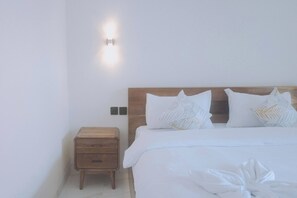 Deluxe King or Queen Room | Desk, soundproofing, free WiFi, bed sheets