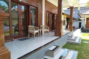 Deluxe King or Queen Room | Terrace/patio