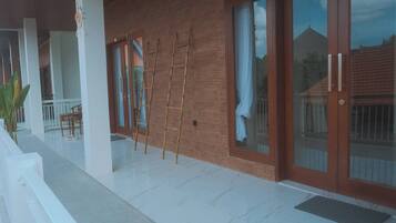 Deluxe King or Queen Room | Terrace/patio