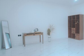 Deluxe King or Queen Room | Desk, soundproofing, free WiFi, bed sheets - The Brick Canggu (Canggu)