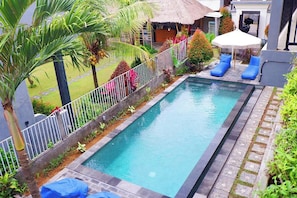 Una piscina al aire libre