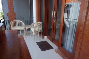 Deluxe King or Queen Room | Terrace/patio