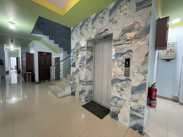 Lift - Blissful Executive Kost (Medan)