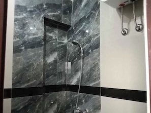 Estudio Deluxe | Baño | Ducha y cabezal de ducha tipo lluvia