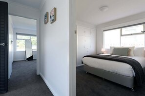 3 bedrooms, iron/ironing board, WiFi, bed sheets - Modern Ease in East Devonport (City of Devonport)