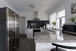 冰箱、微波炉、炉灶、洗碗机