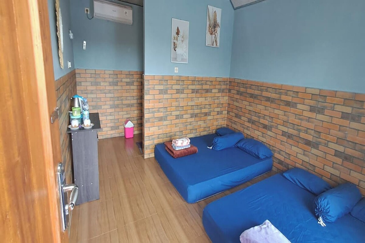 책상, 간이 침대, 무료 WiFi, 침대 시트