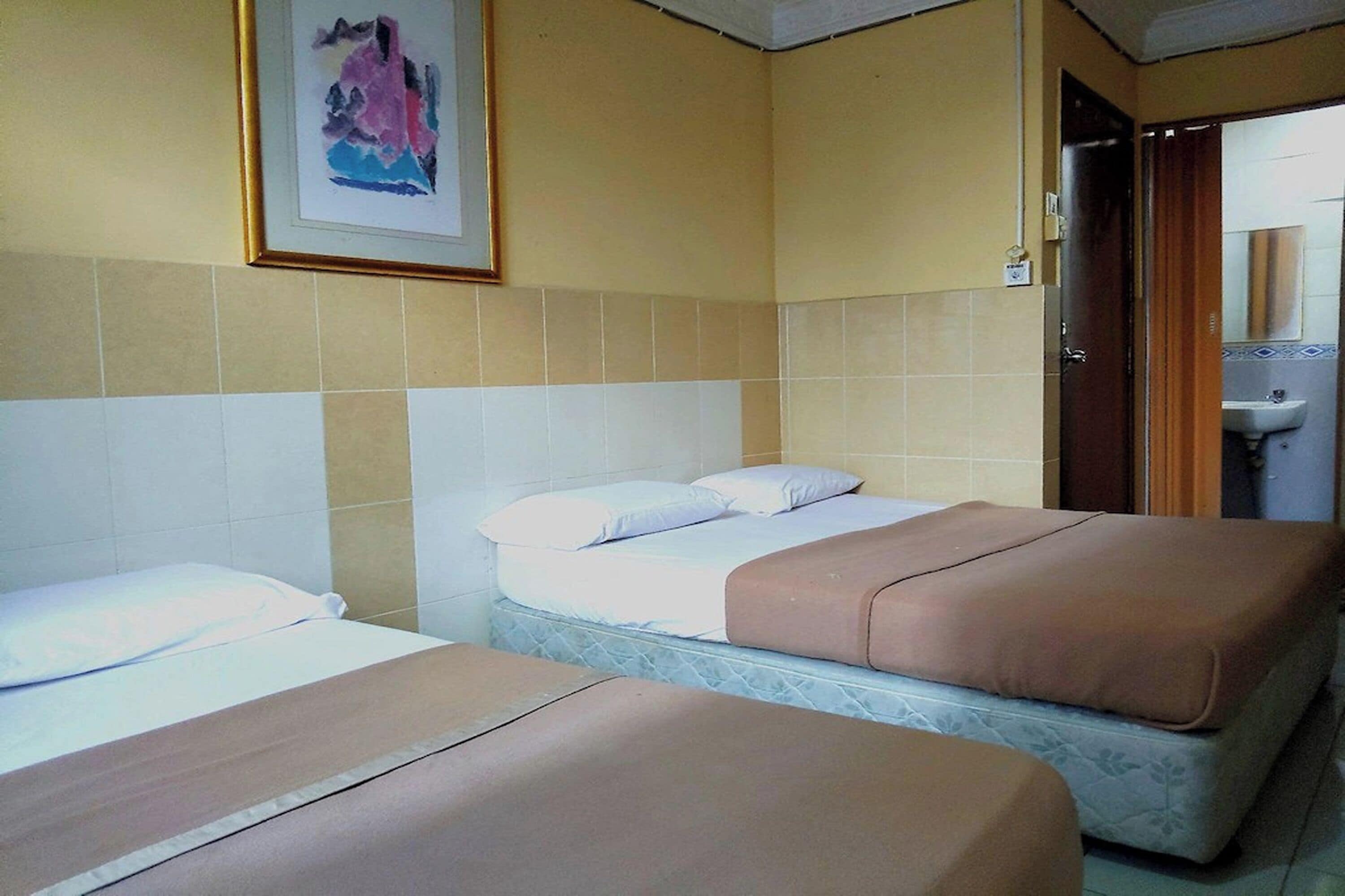 Kamar Keluarga | Meja kerja, setrika/meja setrika, Wi-Fi gratis, dan seprai linen