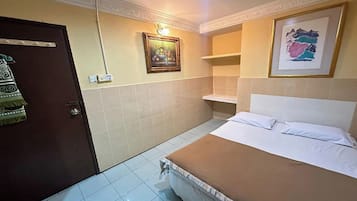 Standard Room, 1 Katil Ratu (Queen) | Meja, seterika/papan seterika, Wi-fi percuma, cadar katil