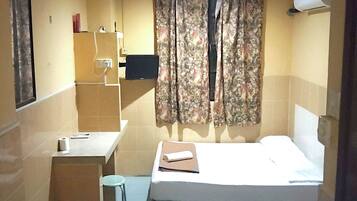 Standard Queen Room with Window | Desk, iron/ironing board, free WiFi, bed sheets