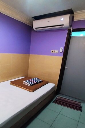 Habitación individual estándar | Escritorio, tabla de planchar con plancha, wifi gratis y ropa de cama 