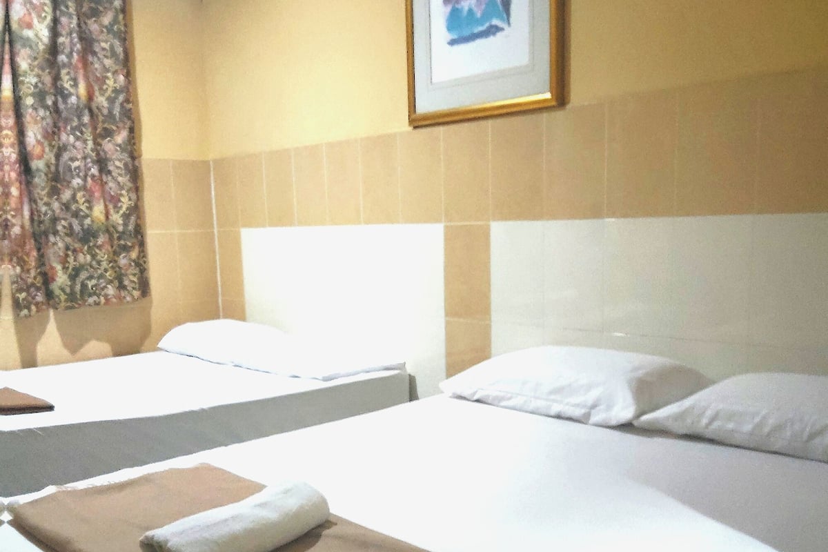 Habitación estándar, 1 cama Queen size, vista a la ciudad | Escritorio, tabla de planchar con plancha, wifi gratis y ropa de cama