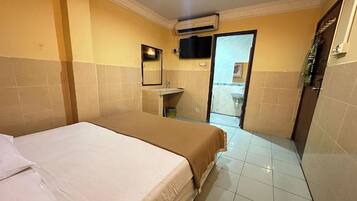 Standard Room, 1 Katil Ratu (Queen) | Meja, seterika/papan seterika, Wi-fi percuma, cadar katil