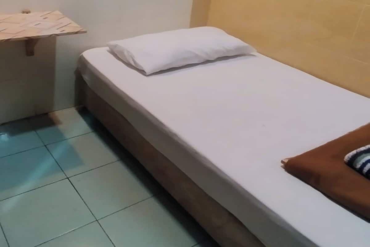 Escritorio, tabla de planchar con plancha, wifi gratis y ropa de cama