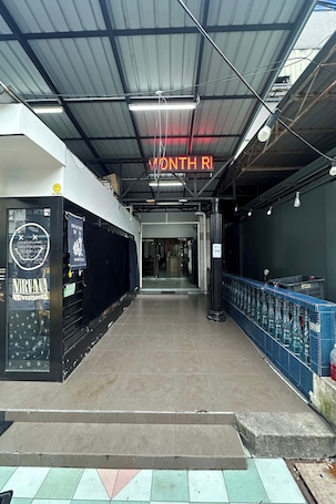 Entrada de la propiedad. 98 Inn (BilikXpert) @ Chow Kit