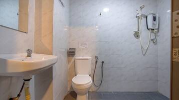 Tab mandi dan pancuran berasingan, kelengkapan dandanan diri percuma