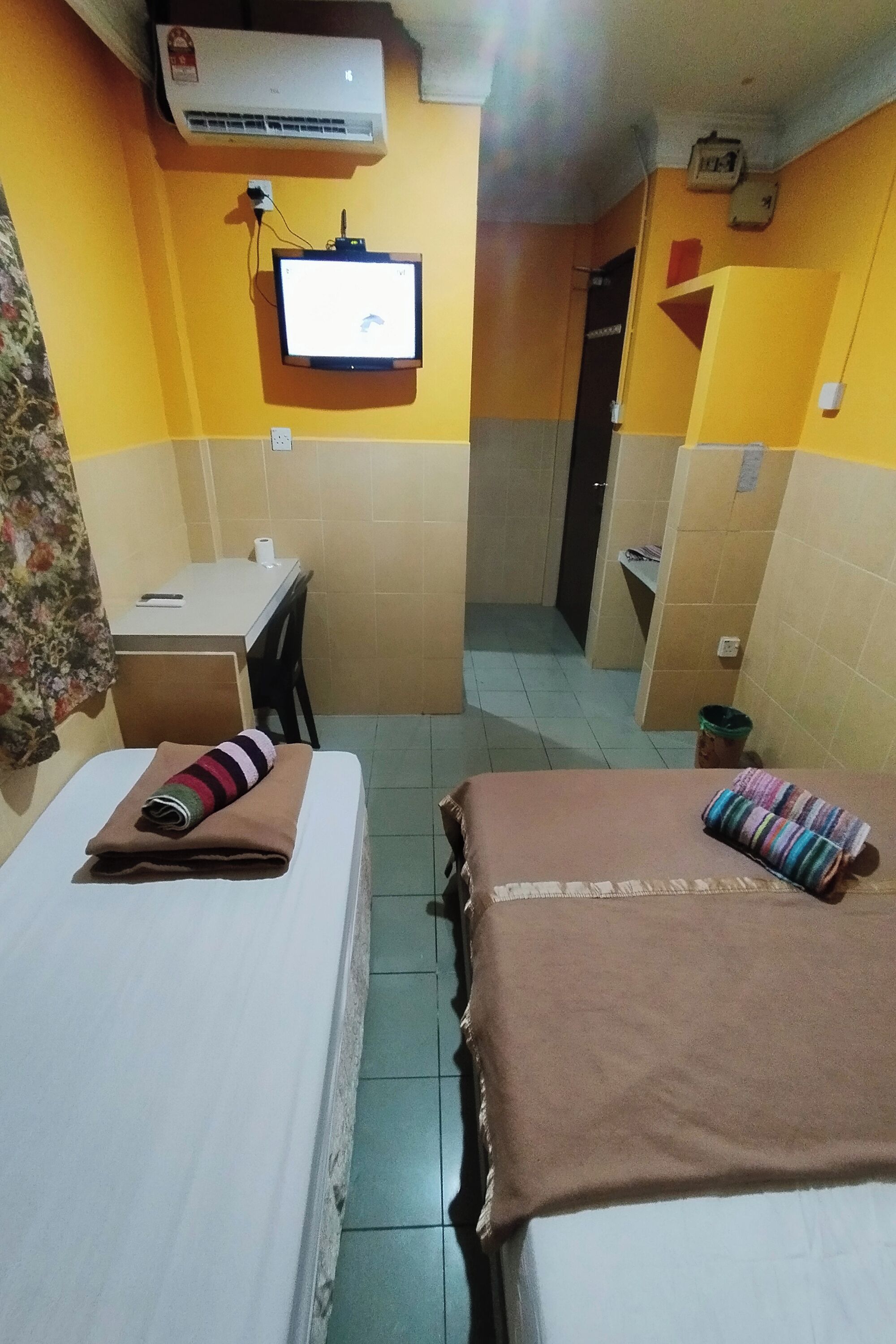 Meja kerja, setrika/meja setrika, Wi-Fi gratis, dan seprai linen