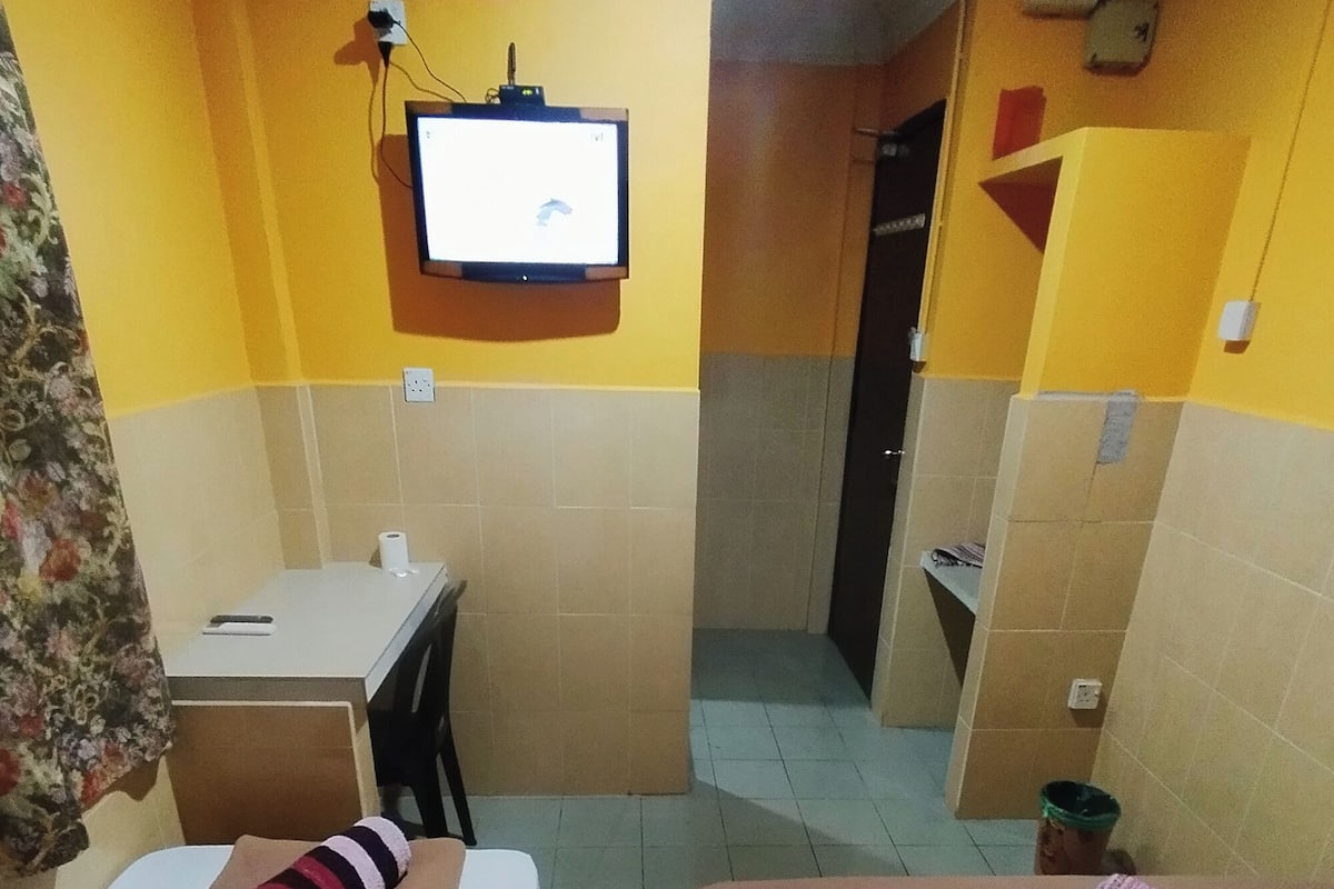 Escritorio, tabla de planchar con plancha, wifi gratis y ropa de cama