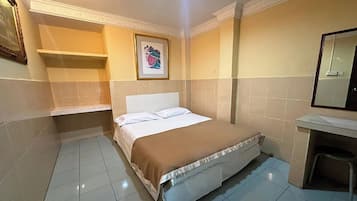 Escritorio, tabla de planchar con plancha, wifi gratis y ropa de cama