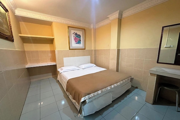 Standard Room, 1 Queen Bed | Desk, iron/ironing board, free WiFi, bed sheets