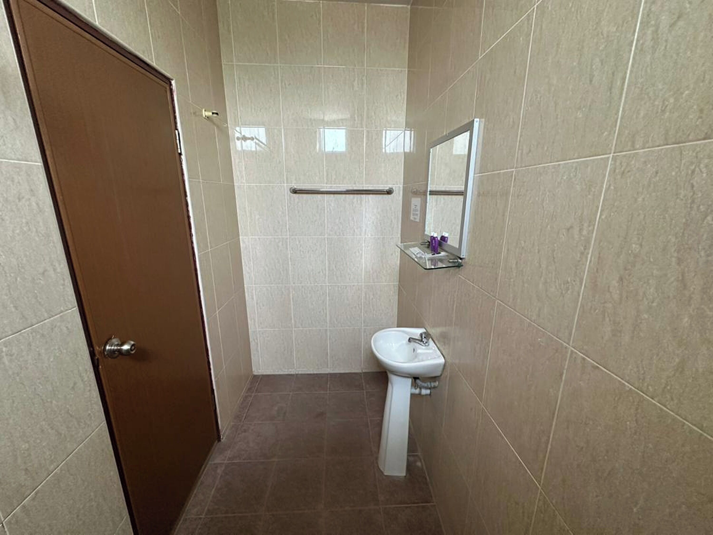 Un baño pequeño con inodoro, lavamanos y espejo.