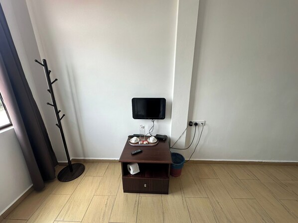 Habitación individual superior | Tabla de planchar con plancha, wifi gratis y ropa de cama