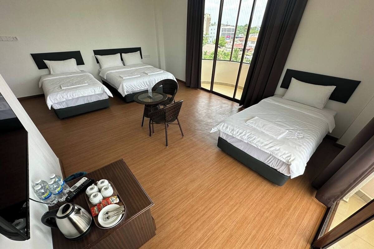 Tabla de planchar con plancha, wifi gratis y ropa de cama