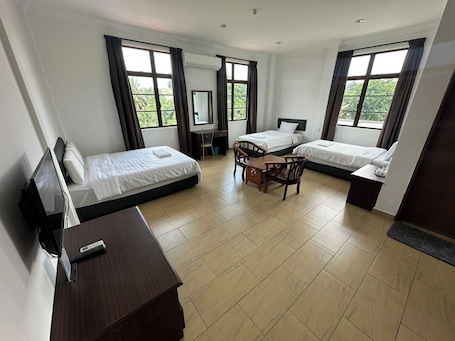 Family Room | Iron/ironing board, free WiFi, bed sheets