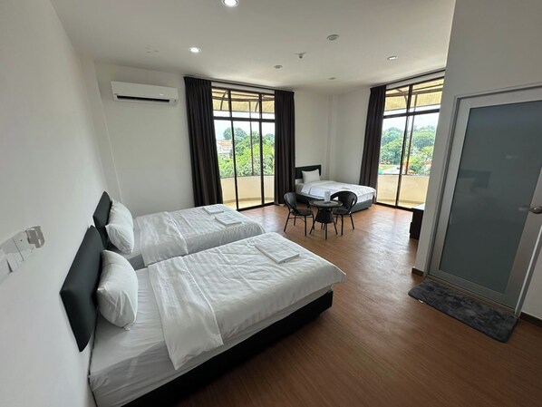 Deluxe Family Room with Balcony | Fer et planche à repasser, Wi-Fi gratuit, draps fournis